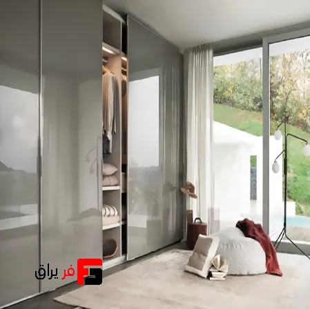 Inline comedy four-door electric synchronized symmetrical rail door mechanism
