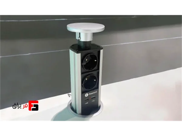 Manual lift-up power outlet